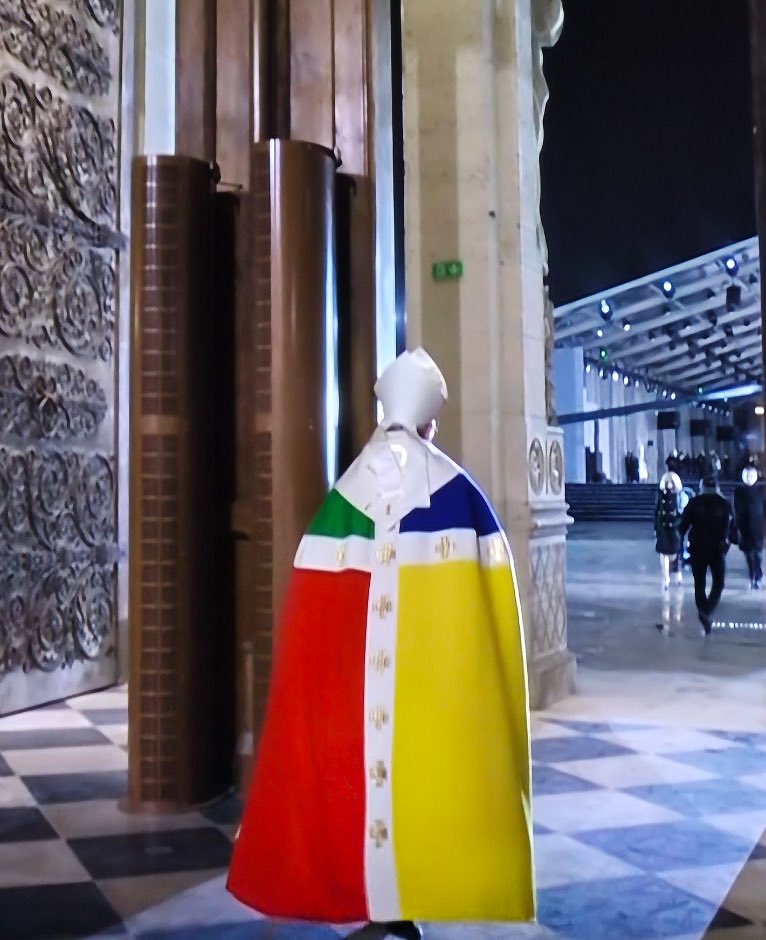 Resistance_SM's tweet image. Le sacré portés disparus, les Évêques  portent des couleurs qui ne correspondent à rien. #Blasphème le mal contre le bien 
#CathédraleNotreDameDeParis