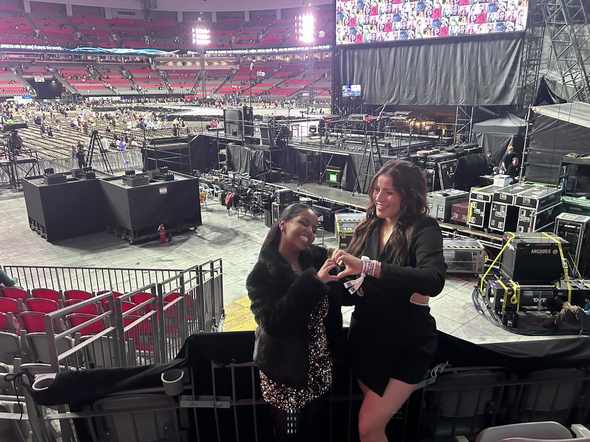 taylorrloverr's tweet photo. We made it!! Can’t believe we’re actually here! Come say hi @taylornation13 (sec 233) 😉 https://t.co/OtPhfO8M9V