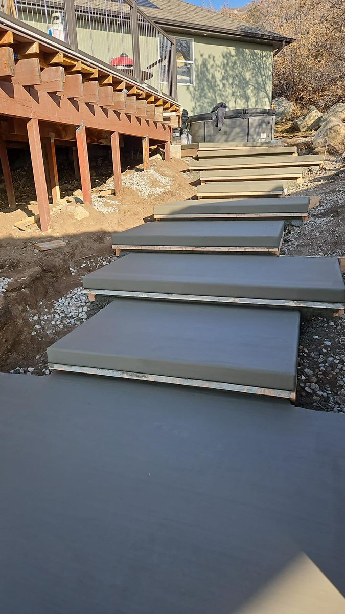aridscapeutah's tweet photo. Once in a while we will post non-#UtahHC content 🤣.  Here’s some concrete floating stairs for your enjoyment. https://t.co/kRQd7S3PpV