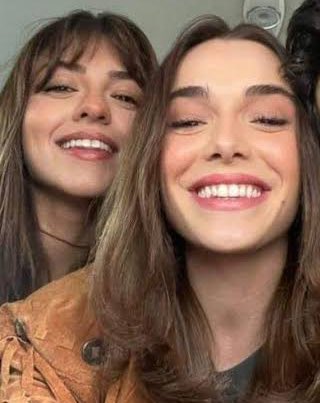 ilceyforbes's tweet photo. Hoje é dia de comemorar a vida dela que é uma das minhas pessoas no mundo. Ela que é luz e gargalhada na vida. Ela que aguenta meus surtos, surta comigo, aconselha e sempre (ou quase) entra nas minhas loucuras de fazer presente para turcos. [+]
@Sunpishine https://t.co/m1dlj3HFFx