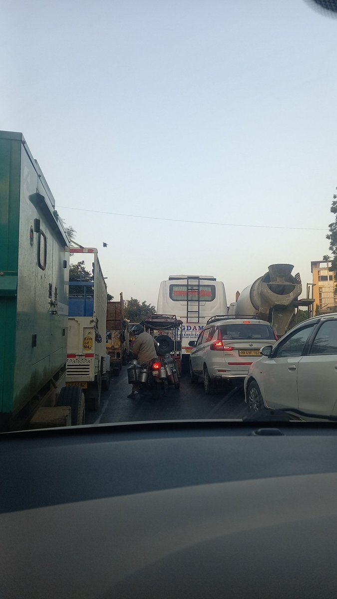 iamrichajoshi's tweet photo. Stuck for 30 minutes since morning as MARATHON runners block the way. Highly unpleasant unacceptable behavior. Why common man has to suffer? Who runs marathon at 7:30 in the morning? Poor condition of Capital city @narendramodi @BhajanlalBjp @RajGovOfficial https://t.co/MQaFxjM8pz