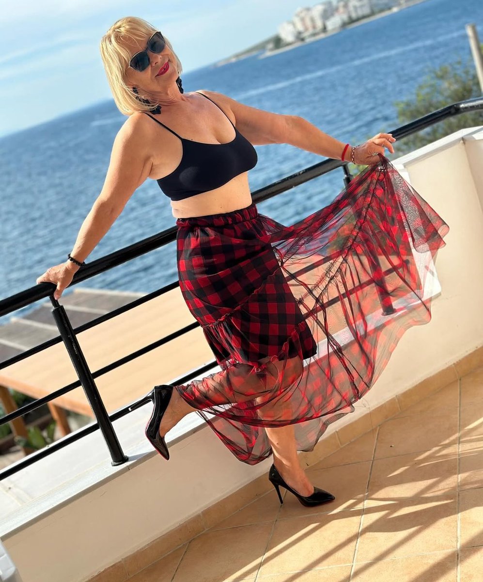 Before I sleep any skinny seller available to sell me custom now??

#buyingcontent findom goddess petite