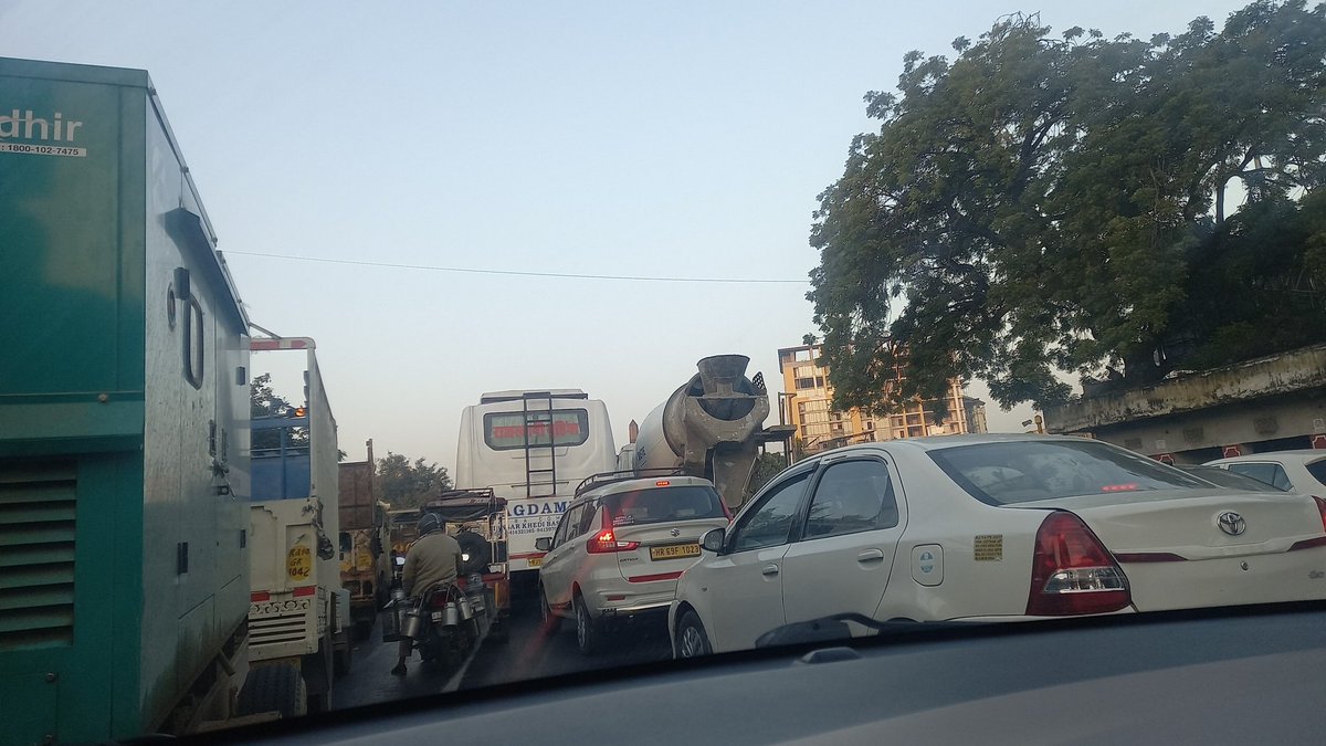 iamrichajoshi's tweet photo. Highly shameful act by Marathon Runners. Been stuck here for more than 30 minutes now. Worst management ever of Capital city @narendramodi @jagograhakjago @BhajanlalBjp @RajCMO @RajGovOfficial @zeerajasthan_ @News18Rajasthan @rpbreakingnews https://t.co/dhZvfdOtJv