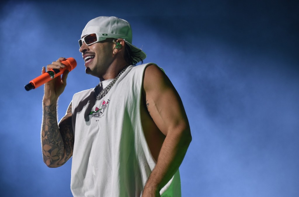beatz_bangerz's tweet photo. "Feid rocks Medellín stadium with star-studded show 🌟 #FERXXOCALIPSIS #ColombianPride" 🇨🇴 - https://t.co/SrwFv0dBN5 https://t.co/GOcL6Ej3eb