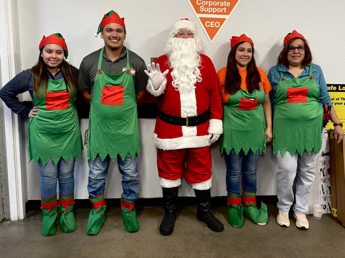 Pictures with Santa🎅🏼 Thank you Susan and Gus for the amazing partnership! #THD0526