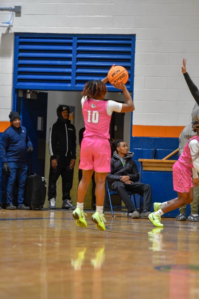 2026 Ameya Brown’s competitive drive sets her apart on the court. Whether guarding the opposing team’s top players, running the offense, or playing off the ball, she consistently finds ways to make an impact. She started strong from beyond the arc, knocking down early threes, but