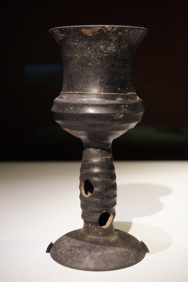 EasonZhangEason's tweet photo. 011大汶口·黑陶杯—Black Stem Cups from the #DawenkouCulture, #NeolithicAge. The cups are wheel-made, each with a thin body, hollow stem, and well-polished surface, products of the pottery-making technology of Dawenkou. They're are regarded as ritual vessels indicating social rank. https://t.co/OqpAvZNPSr