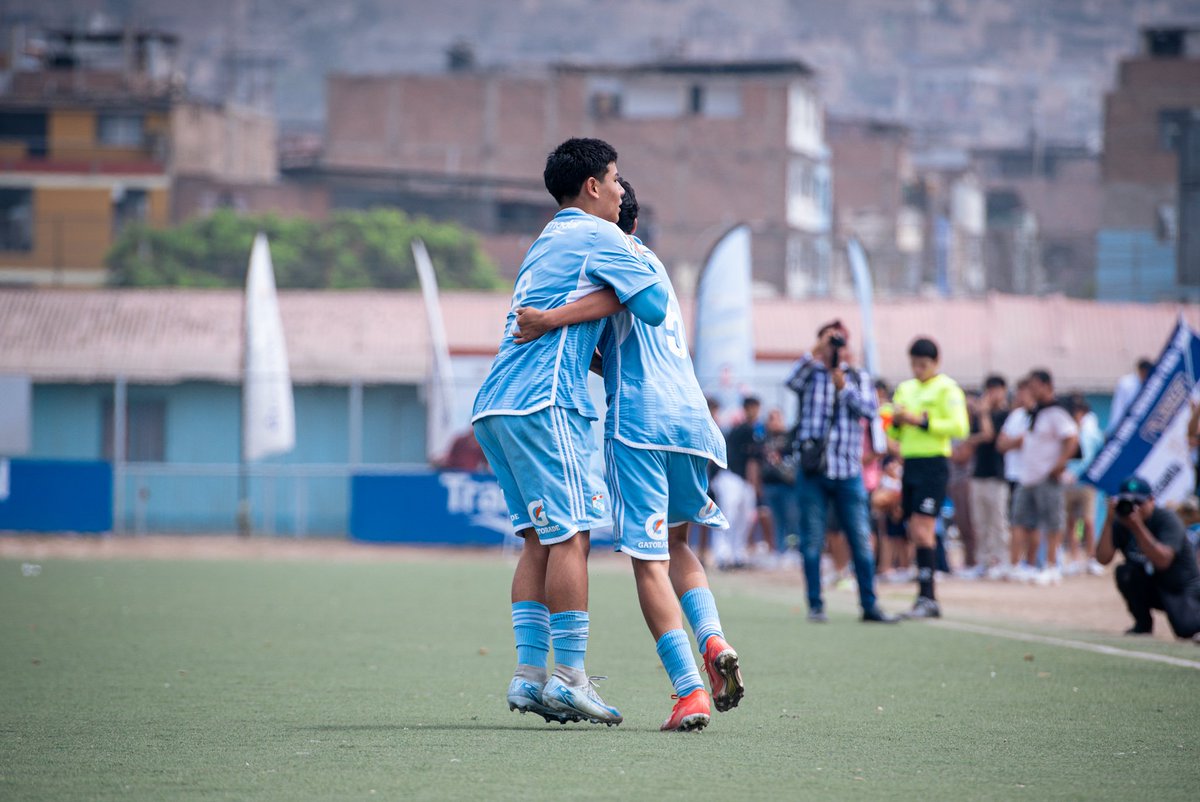 ClubSCristal's tweet photo. 📸| Algunos momentos del partido que le dio el título de la Copa Federación a nuestra sub 14, que se unió a las ya consagradas sub 17, sub 16 y sub 15. ⚽💪

¡Siempre Campeones! 🏆

#FuerzaCristal https://t.co/jaDvqvMosJ