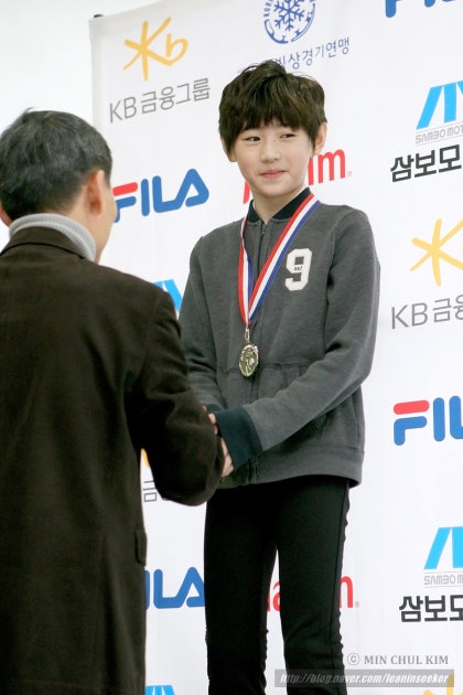 성훈이 생일🎉🥳🎂 
2014년 랭킹대회와 겹쳐 아산 이순신빙상장 가는 길에 온양온천역 앞 뚜레주르에서 급하게 샀던 첫 생일케익의 기억(새벽에도 유일하게 문을 연 제과점이었다) 
그로부터 10년의 세월이 더 흘렀다. 이제 셀 수 없이 많은 이들의 축복도 더해져서 오늘 하루 행복하기를! ☺ #박성훈