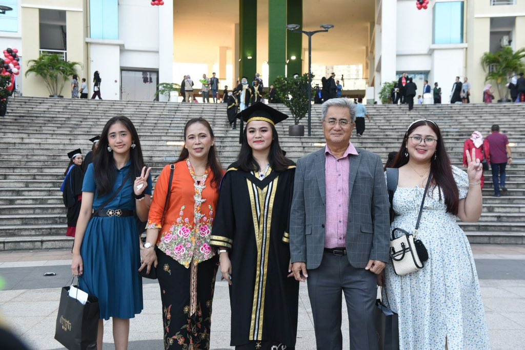 MohdShukriYajid's tweet photo. Welcomed parents and families at the 2nd day of MSU 34th Convocation, celebrating our graduates' achievements. Heartfelt thanks to all whose support made this possible. Let us strengthen gratitude and family bonds as the foundation for continued success. @MSUmalaysia #MSUconvo34 https://t.co/UuimSjgdEs