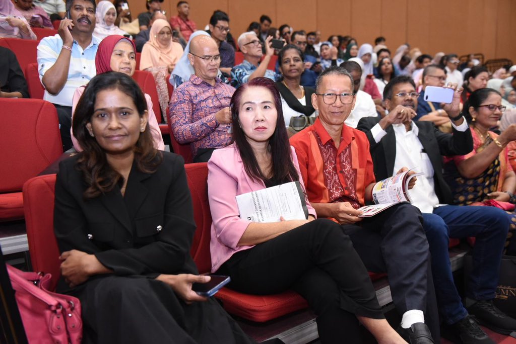 MohdShukriYajid's tweet photo. Welcomed parents and families at the 2nd day of MSU 34th Convocation, celebrating our graduates' achievements. Heartfelt thanks to all whose support made this possible. Let us strengthen gratitude and family bonds as the foundation for continued success. @MSUmalaysia #MSUconvo34 https://t.co/UuimSjgdEs