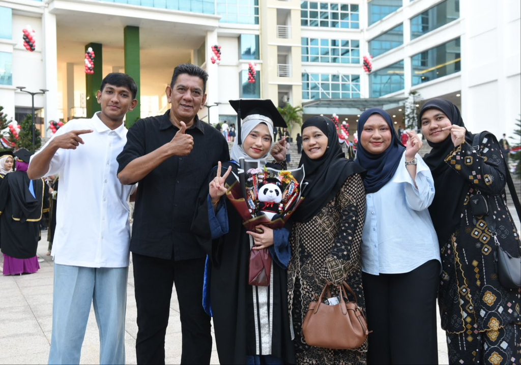 MohdShukriYajid's tweet photo. Welcomed parents and families at the 2nd day of MSU 34th Convocation, celebrating our graduates' achievements. Heartfelt thanks to all whose support made this possible. Let us strengthen gratitude and family bonds as the foundation for continued success. @MSUmalaysia #MSUconvo34 https://t.co/UuimSjgdEs