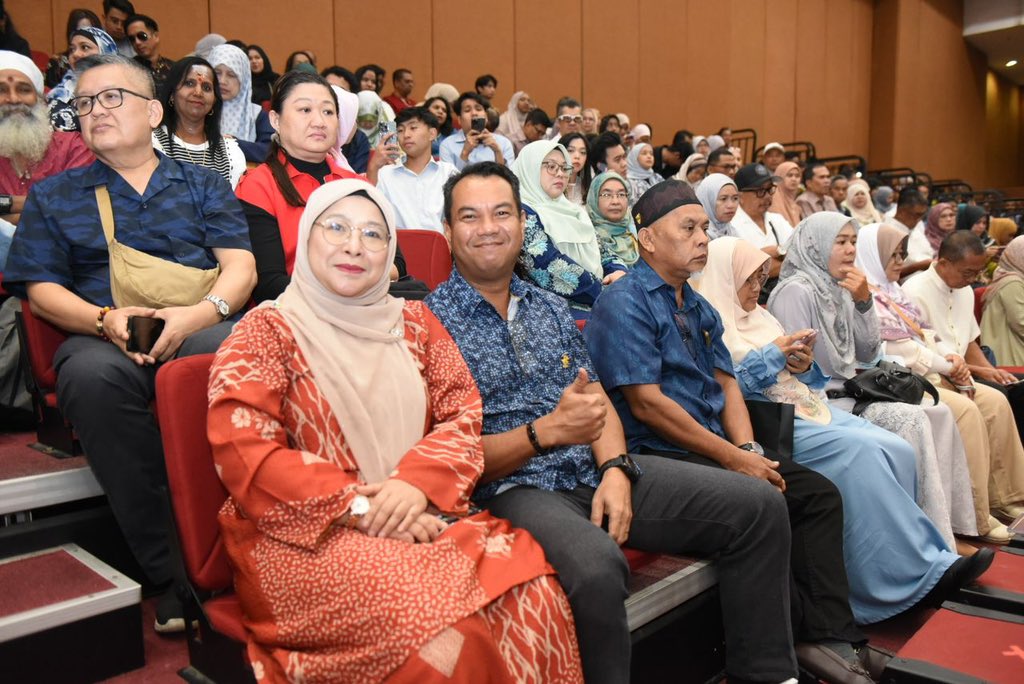 MohdShukriYajid's tweet photo. Welcomed parents and families at the 2nd day of MSU 34th Convocation, celebrating our graduates' achievements. Heartfelt thanks to all whose support made this possible. Let us strengthen gratitude and family bonds as the foundation for continued success. @MSUmalaysia #MSUconvo34 https://t.co/UuimSjgdEs