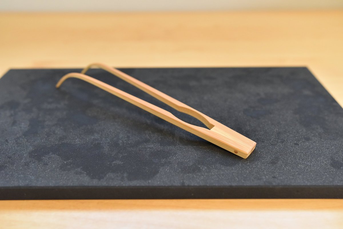 竹のピンセット。

竹箸の職人さんがミシュランとってる和食店から依頼されて制作したみたい。

うちではフレンチシェフごっこするときの最後の盛り付けで使ってる