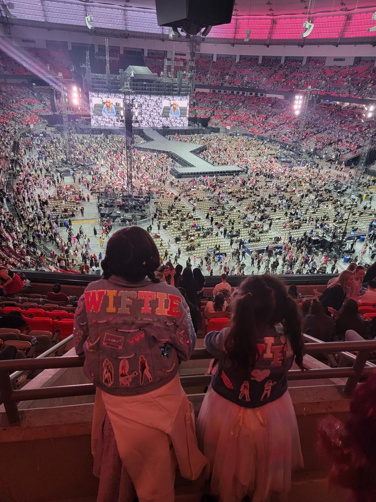 These little swifties are ready for it!  #VancouverTSTheErasTour #TSTheErasTour