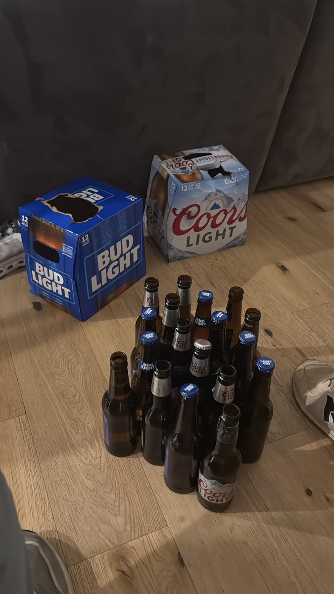 Bismo_Funyon's tweet photo. How you celebrate the conference championships and loosing money

@phil_bricked https://t.co/E65r7ZeC0q
