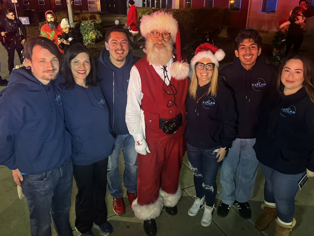 CM_LisaKaplan's tweet photo. Santa is here to spread holiday joy. Thank you so much to All our stop hosts. We are on way to Wild Rose Park. We will be there for 15 min.  @SantainD1 #Natomas #bettertogether #Holidaycheer #Firetruck @SacPolice @SacFirePIO #IHSPublicSafety #Station30 #cadets  #santa   C https://t.co/qgPkTjcU6n