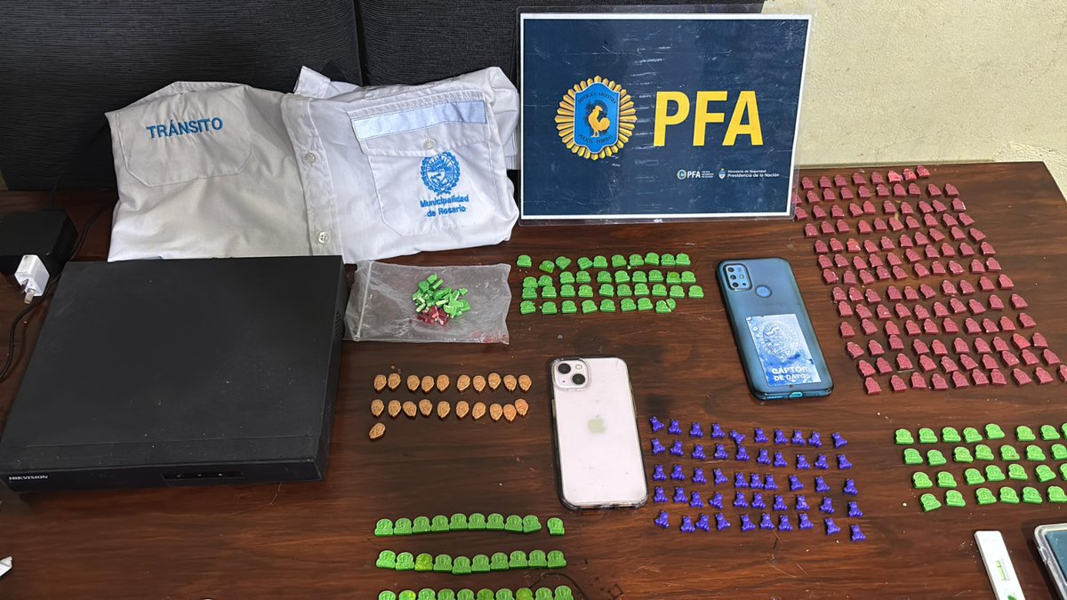 PeriodismoMovi3's tweet image. *LA #POLICÍAFEDERAL ARGENTINA DESBARATÓ UNA ORGANIZACIÓN NARCOCRIMINAL QUE COMERCIALIZABA #DROGAS DE DISEÑO EN #FIESTAS #ELECTRÓNICAS EN #ROSARIO SECUESTRANDO MÁS DE 400 PASTILLAS DE #ÉXTASIS

Efectivos de la División Antidrogas Rosario desarticularon una banda dedicada al