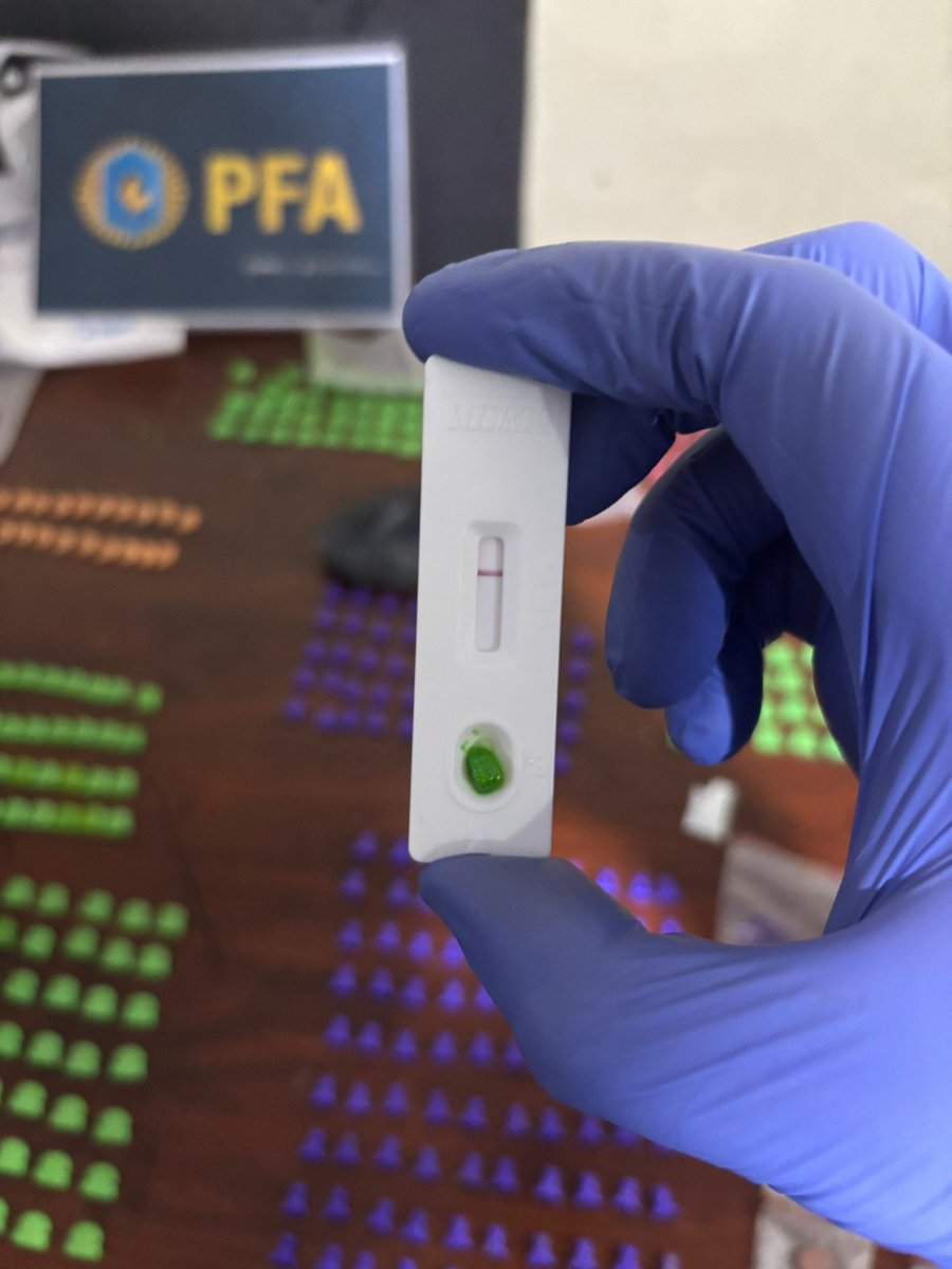 PeriodismoMovi3's tweet image. *LA #POLICÍAFEDERAL ARGENTINA DESBARATÓ UNA ORGANIZACIÓN NARCOCRIMINAL QUE COMERCIALIZABA #DROGAS DE DISEÑO EN #FIESTAS #ELECTRÓNICAS EN #ROSARIO SECUESTRANDO MÁS DE 400 PASTILLAS DE #ÉXTASIS

Efectivos de la División Antidrogas Rosario desarticularon una banda dedicada al