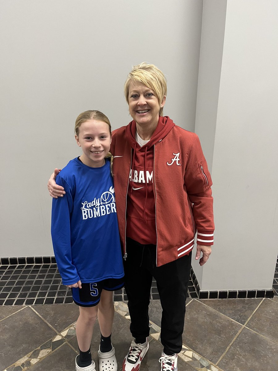 bigGlittleanus's tweet photo. @CoachCurry Big thanks Coach Curry! Taking time out of your day and taking pictures with girls at a basketball tournament. Well done!#RollTide @UA_Athletics @AlabamaWBB https://t.co/4QR5YJ5YQk