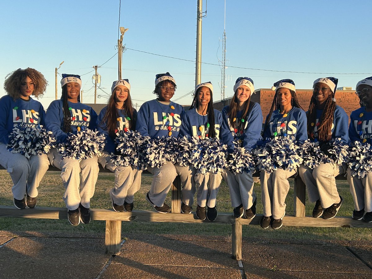 LHS_RinesDance's tweet photo. We’ve had a great day hanging out dancing and then joining the LHS Wolverine Band for our first time at the LaVergne Parade of Lights! We even got to see Santa! #RinesDance24 @LHSintheNews https://t.co/WmH9fcN05K
