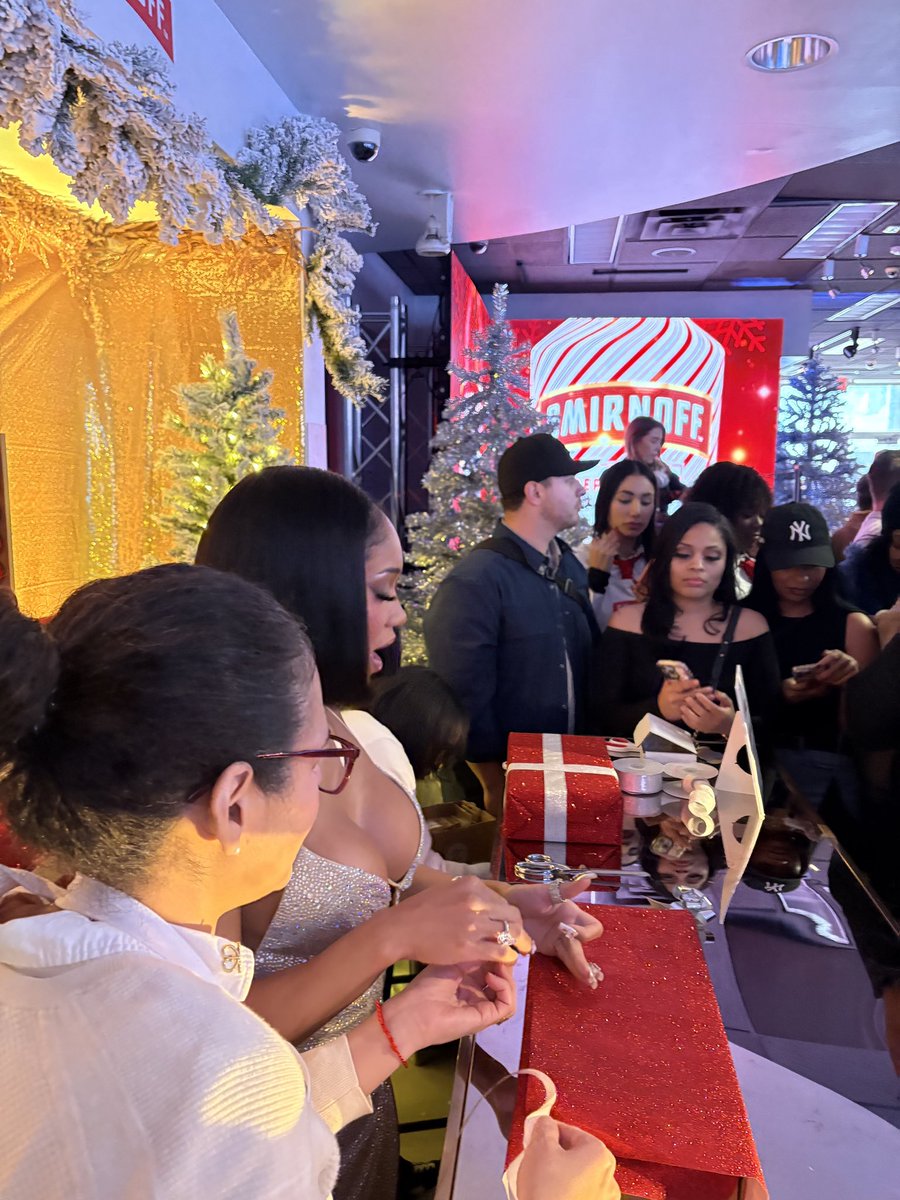 bpsluxurygift's tweet photo. Wrapping with the ICY girl @Saweetie was the highlight of the day! Thank you @SmirnoffUS for a fabulous Sip, Shop, Slay today at the pop-up! ✨💎✨🎀 https://t.co/qHrxHRWhRz