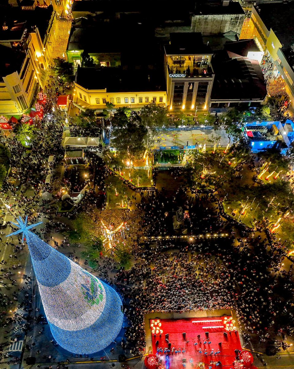 Enrique Argueta (@enrique7argueta) on Twitter photo La #VillaNavideña, en el Centro de San Salvador, brillando como nunca, algo histórico, gracias a nuestro presidente <a href="/nayibbukele/">Nayib Bukele</a> La #VillaNavideña, en el Centro de San Salvador, brillando como nunca, algo histórico, gracias a nuestro presidente <a href="/nayibbukele/">Nayib Bukele</a>