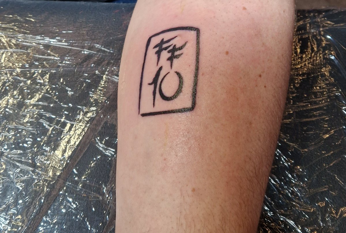 MrMoregame's tweet image. Das war wirklich schmerzlich für mich. 1 reicht dann auch...  Spontan Tattoo um 3 Uhr nachts nach nem langen tollen stream. :D #friendlyfire #friendlyfire10