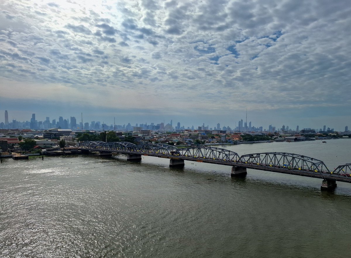 UncleJourney's tweet photo. โตมา.. จึงเรียนรู้ว่า"มิตรภาพ"ก็แค่ชื่อถนน https://t.co/4xXVgLQKJH