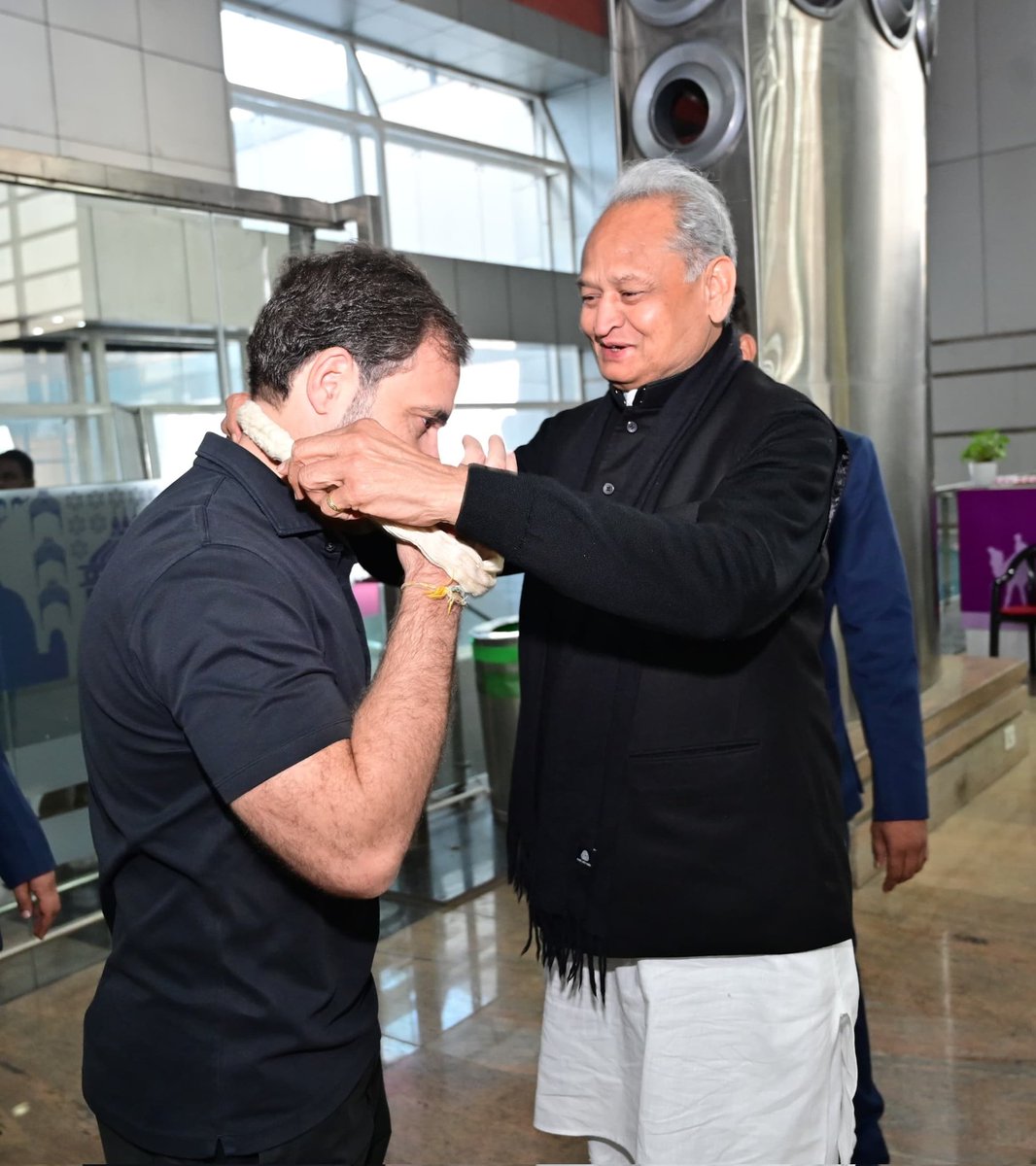 ashokgehlot51's tweet photo. लोकसभा में नेता प्रतिपक्ष एवं कांग्रेस पूर्व अध्यक्ष श्री राहुल गांधी का जयपुर एयरपोर्ट पर स्वागत किया। https://t.co/TXpb93iNLQ