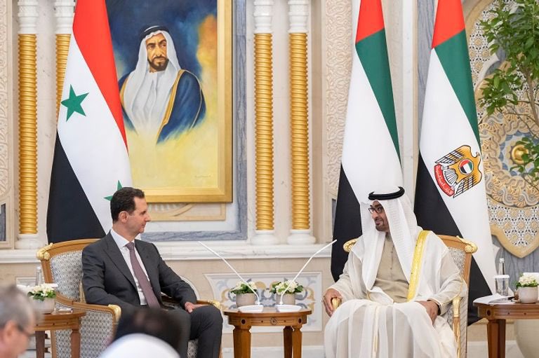 بشار الاسد وكل اسرته وصلوا إلى دولة الامارات على متن طائرتين مساء امس وطائرة ثالثة إماراتية أقلعت الى اللاذقيه لنقل بقية افرد الاسرة 
مقتنيات ومجوهرات وذهب ومبالغ مالية عملة اجنبية #دمشق_تتحرر #سوريا_حرة #سوريا_تتحرر #دمشق