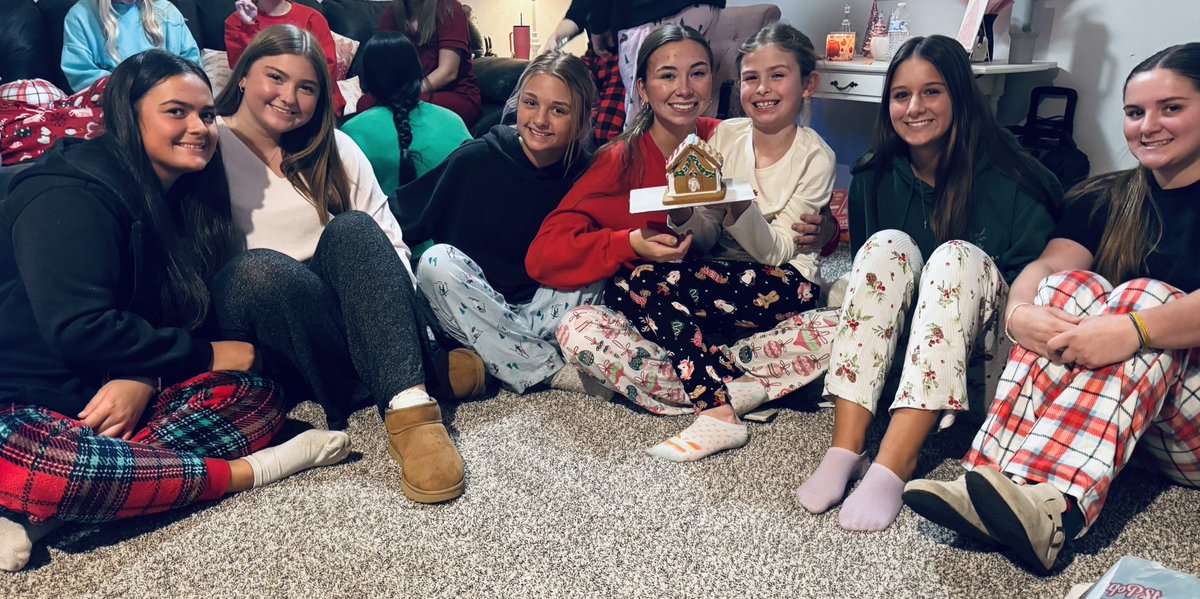 jsccsoftball1's tweet photo. Jays Christmas Party 🎄

Last team gathering before we leave for break! Wishing them best of luck on the rest of their finals! 

PS: Boat 3 finally won a challenge!! Best gingerbread house! https://t.co/J47QKeifz8