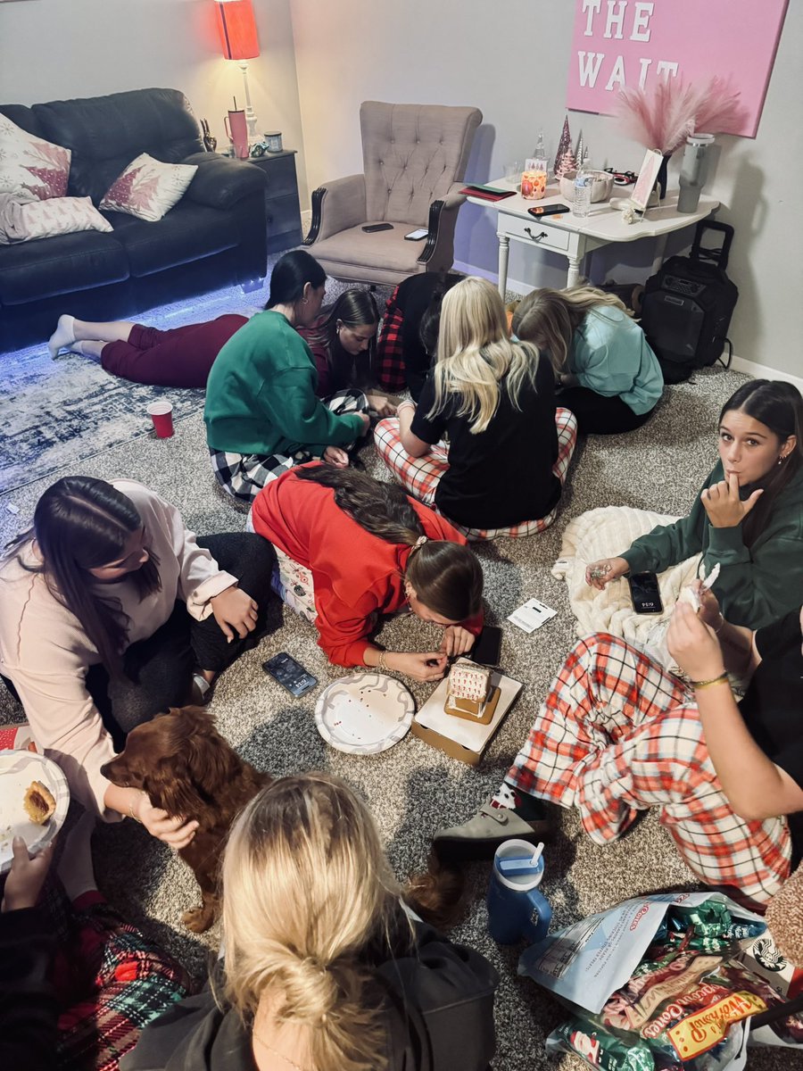 jsccsoftball1's tweet photo. Jays Christmas Party 🎄

Last team gathering before we leave for break! Wishing them best of luck on the rest of their finals! 

PS: Boat 3 finally won a challenge!! Best gingerbread house! https://t.co/J47QKeifz8