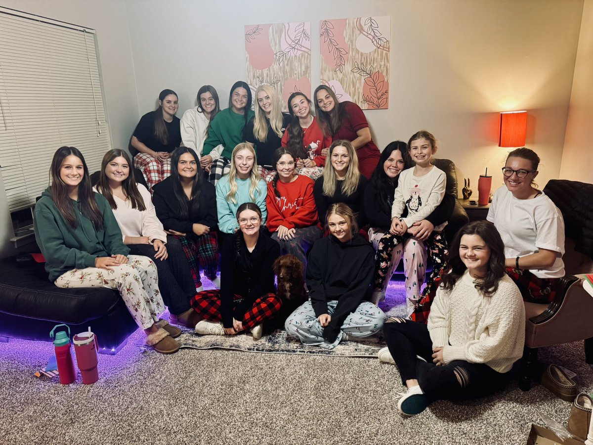 jsccsoftball1's tweet photo. Jays Christmas Party 🎄

Last team gathering before we leave for break! Wishing them best of luck on the rest of their finals! 

PS: Boat 3 finally won a challenge!! Best gingerbread house! https://t.co/J47QKeifz8