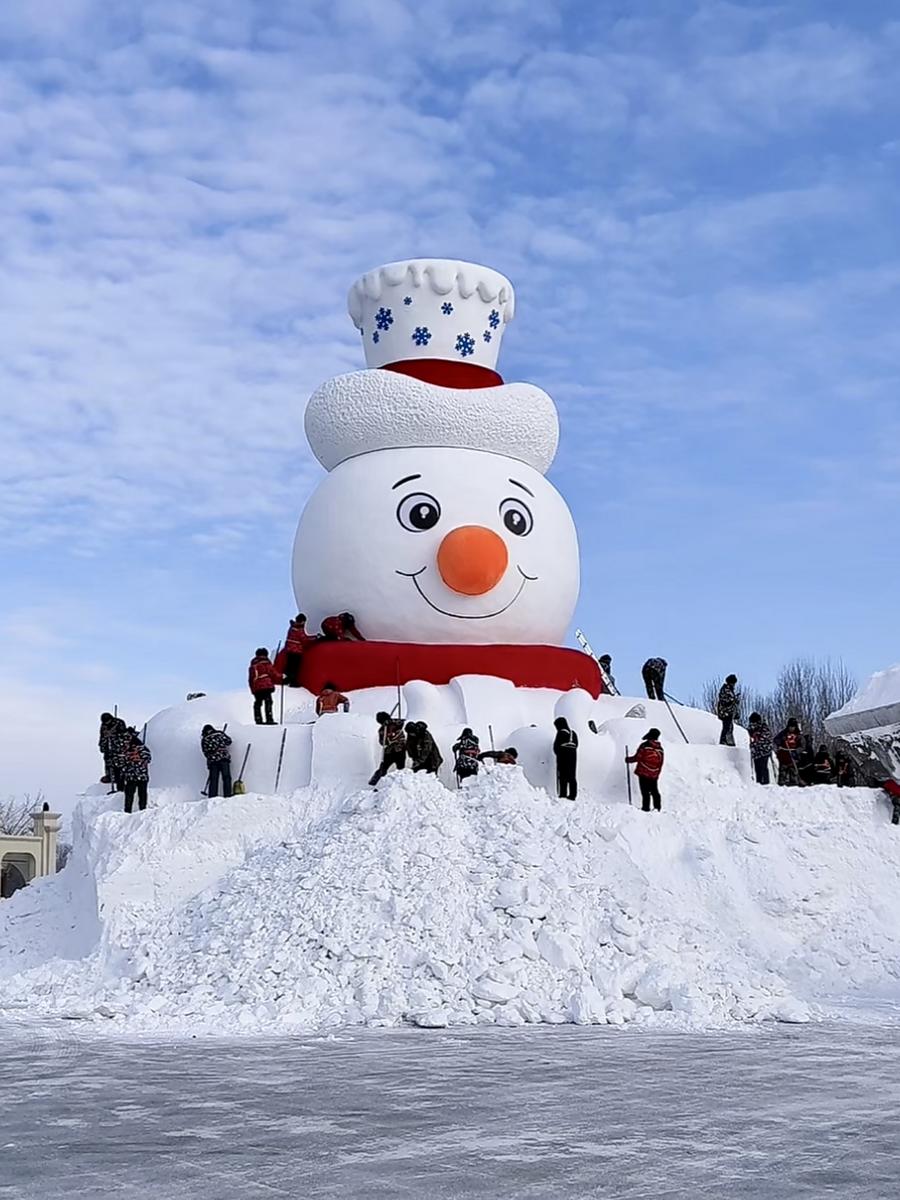 XinhuaChinese's tweet photo. “尔滨”大雪人即将“C位出道”！这两天，很多网友对哈尔滨一处大雪人建造现场进行“云监工”。“就这么水灵灵地‘挖’出来了？”“太可爱了！好想到现场看看。”……
大雪人位于哈尔滨市太阳岛风景区，用雪量达4000立方米，预计2天内雕刻完成。这个冬天，一起去“尔滨”感受冰雪童趣！ https://t.co/8SJbx9aIV9