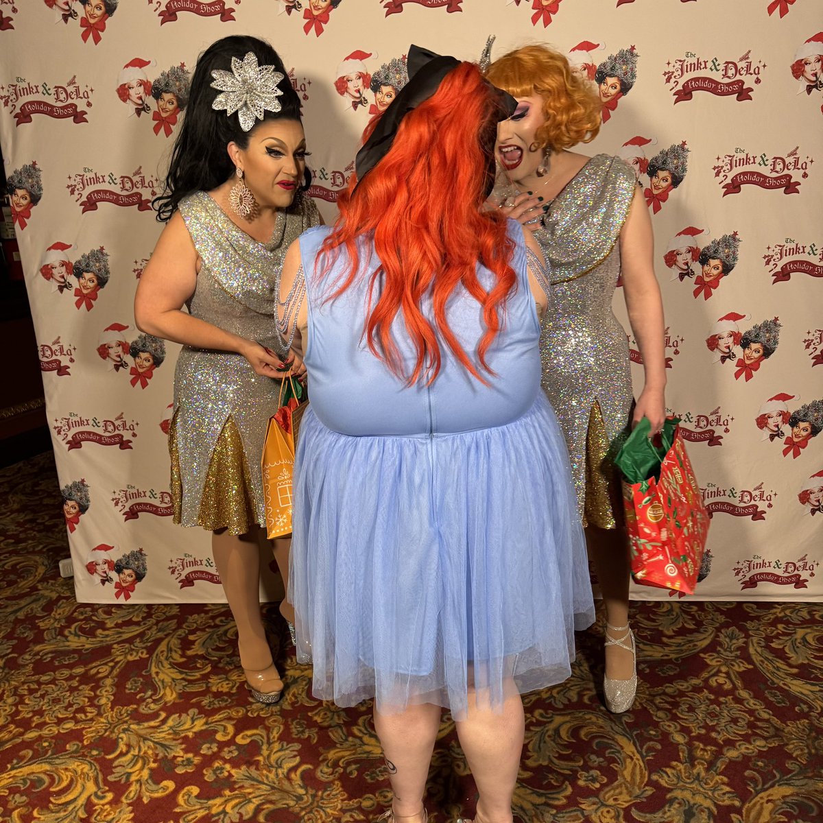 jinkxslover's tweet photo. I will never get over this! I loved how excited they were to see my nails and this picture is my everything! Not to mention I got to meet Robbie, and Mettie which was absolutely fantastic and everybody was so sweet! https://t.co/hn0B2ZIoFx