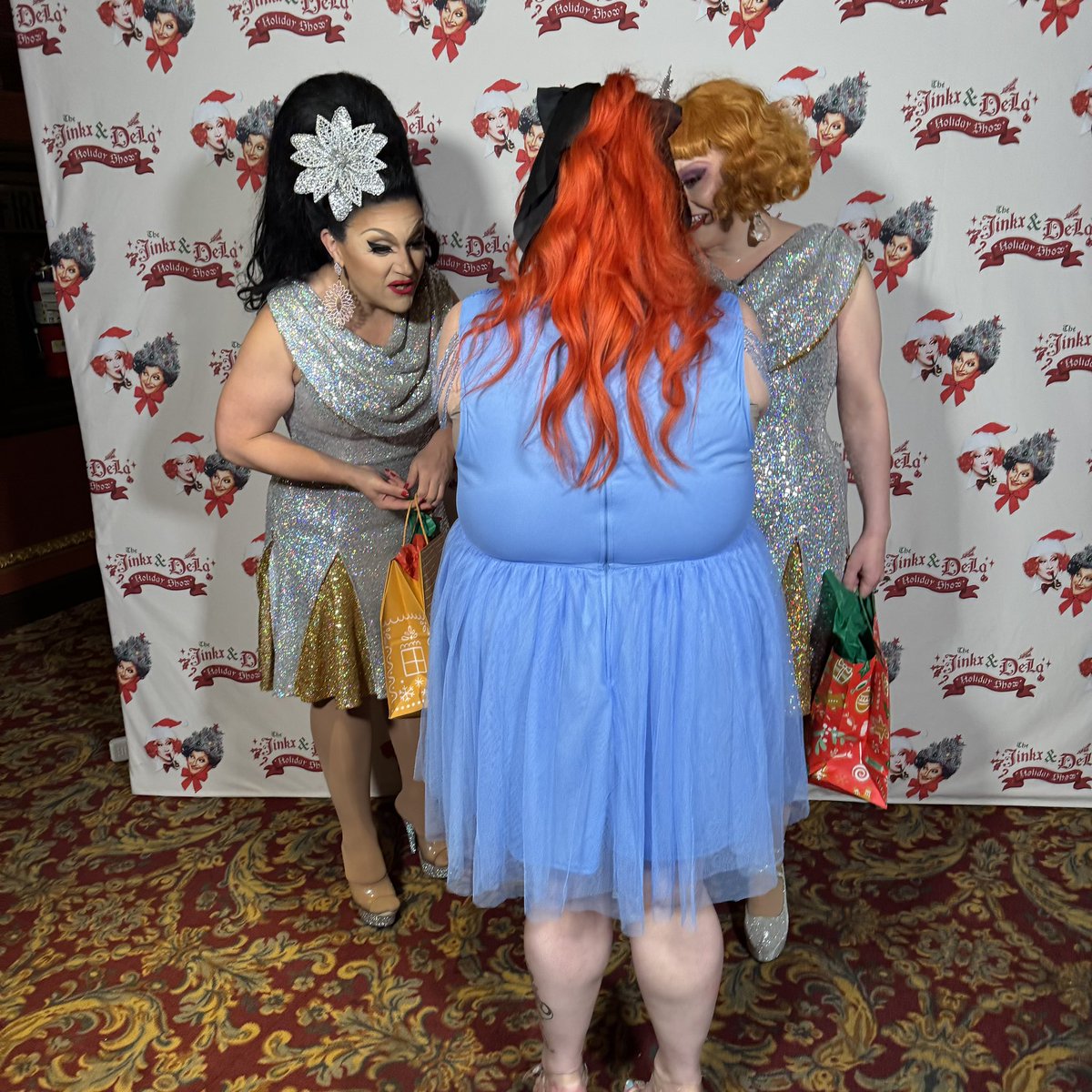 jinkxslover's tweet photo. I will never get over this! I loved how excited they were to see my nails and this picture is my everything! Not to mention I got to meet Robbie, and Mettie which was absolutely fantastic and everybody was so sweet! https://t.co/hn0B2ZIoFx