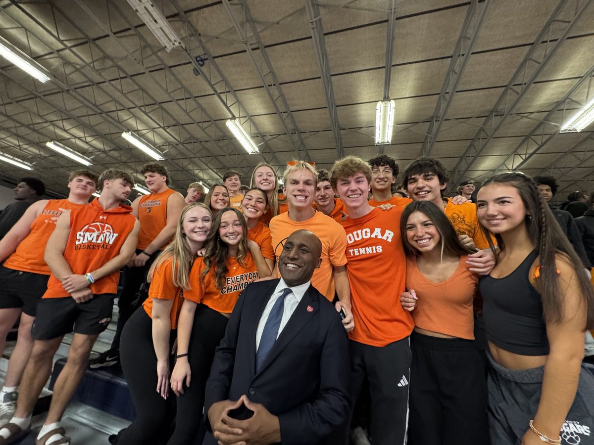 smnw_office's tweet photo. It’s always great to see THE MAYOR ⁦@QuintonLucasKC⁩ with the  SMNW students at the 810 Sports Oak Park High School Basketball Classic ⁦@SportsRadio810⁩ ⁦@SmnwHoops⁩ ⁦@smnw_office⁩ ⁦@SMNWAthletics⁩ ⁦@theSMSD⁩ https://t.co/GvnVevo7By