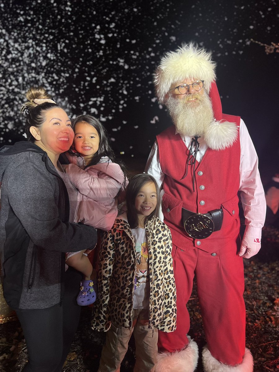 CM_LisaKaplan's tweet photo. Hello!  Don’t you just love the holiday cheer &amp; watching our kids saying hi to Santa. N. Borough Park next stop Be there at 6:50.  @SantainD1 #Natomas #bettertogether #Holidaycheer #Firetruck @SacPolice @SacFirePIO #IHSPublicSafety #Inderkum #Station30  #santa #ONEYouth https://t.co/581eA2pjX1