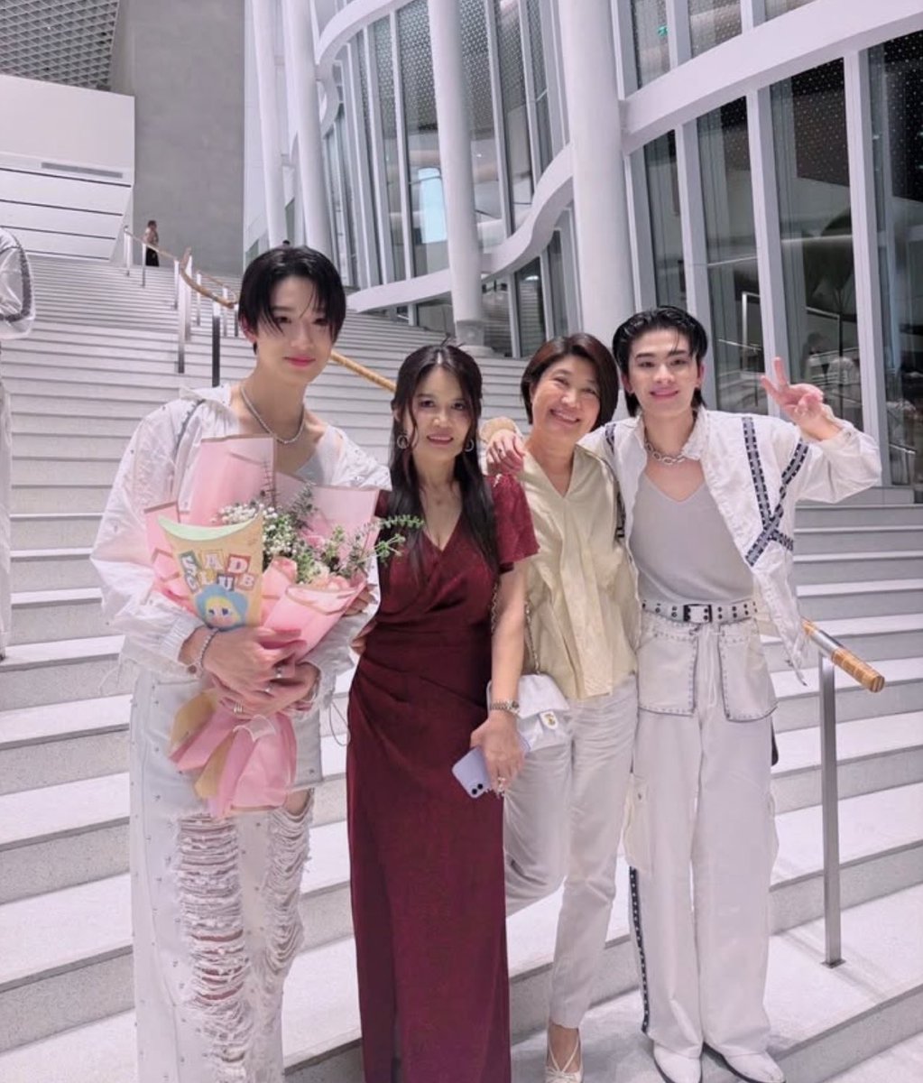 NEXTHAI0504's tweet photo. มันจะฟินเกินไปแล้ววววว🤭✨

#HappyBUSDAY
#NEXnattakit #THAIchayanon 
#nexthai #เน็กซ์ไทย #กองตำรวจสนเนคไท https://t.co/cXUN2Wx4Vv