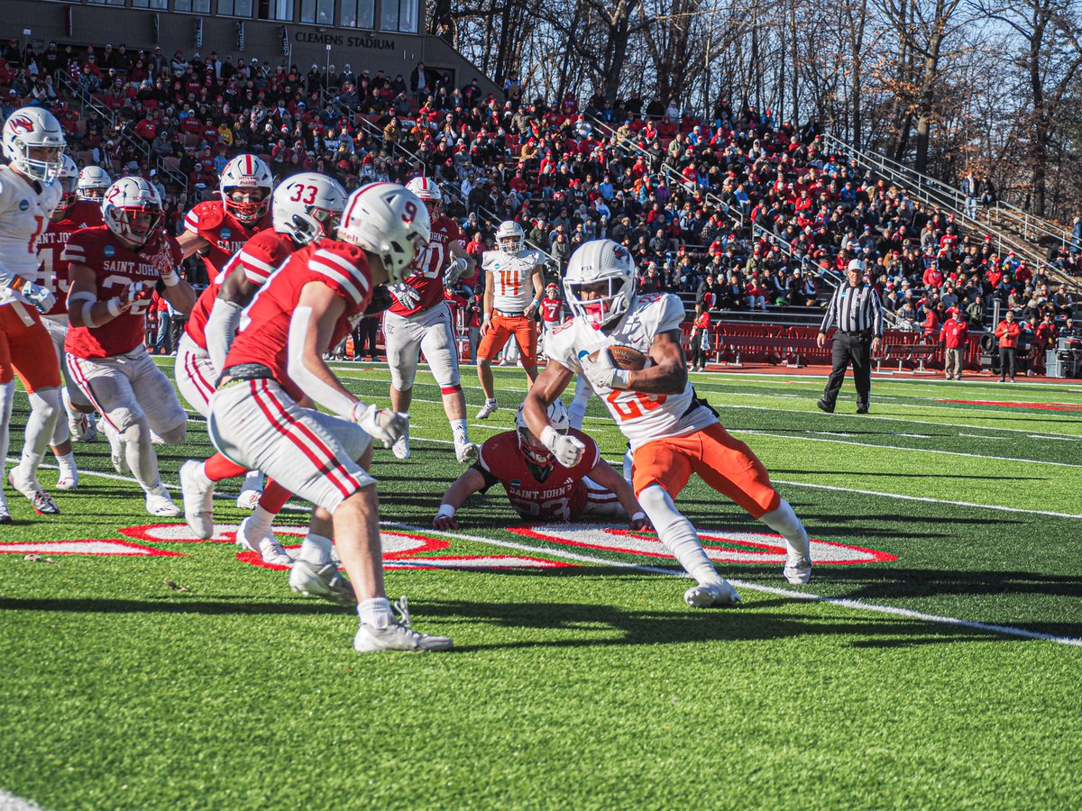 ByLoganMoyer's tweet photo. Rahshan La Mons (@RahshanLa) became Susquehanna's single-season rushing leader today with now 1,453 yards on the season, passing Dave Paveletz's 2009 campaign (1,414).

He needs two more TDs to break Da'Avian Ellington's single-season rushing TDs record of 19, set in 2019. #d3fb https://t.co/MTx69RdkUD