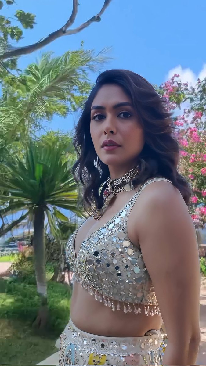 i_facelove's tweet photo. Mrunal Thakur 🥵🤤 https://t.co/HSPDJc8f9w