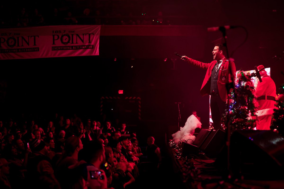 It’s a PUNK ROCK XMAS HoHo Show(s) this afternoon and this evening - rocking two merry shows at <a href="/ThePageantSTL/">The Pageant</a>!
- - - 
📸 photos courtesy of <a href="/OotBPhotography/">Reema Shah</a>