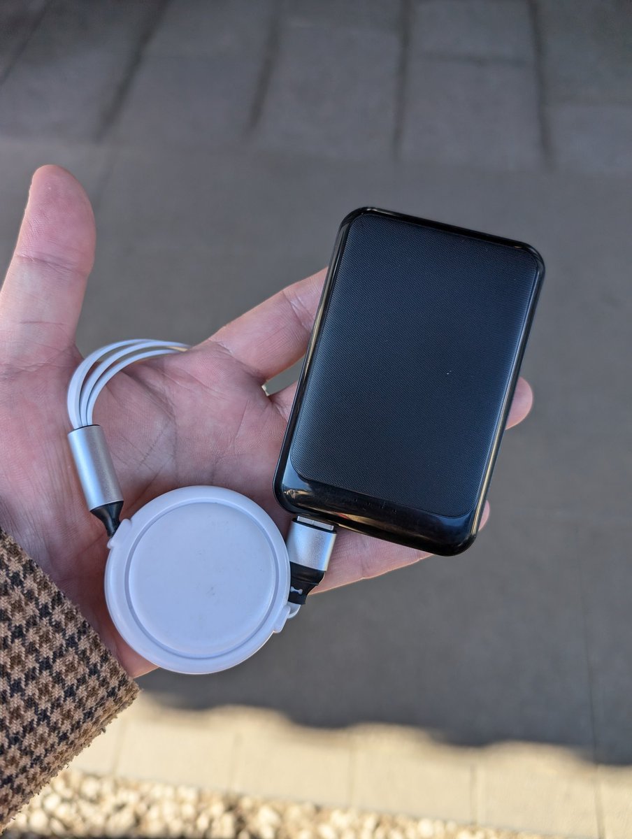 井筒屋さんベンチの上に忘れ物
モバイルバッテリとケーブルありました。受付に預かってます。
#笠間コス