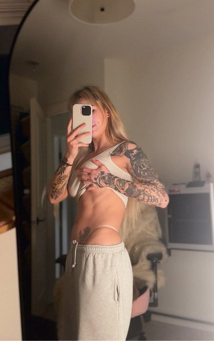 Watch Red 🇨🇦's leaked NSFW photo on TwXstars