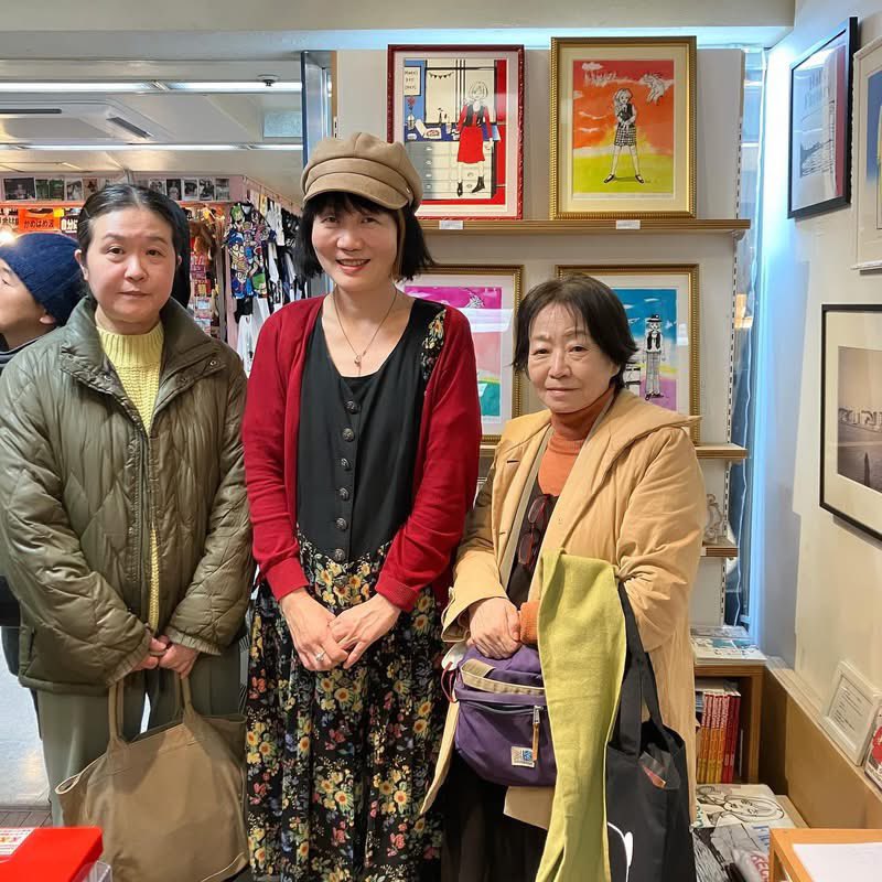 halikeda's tweet photo. 写真は初日にお越しいただいた #アックス の手塚編集長と高市さんです。
それからお友達Nさん、ありがとうございました!
#HalsFactory 展@ タコシェにてお待ちしています。 https://t.co/l1mNIkCwqy