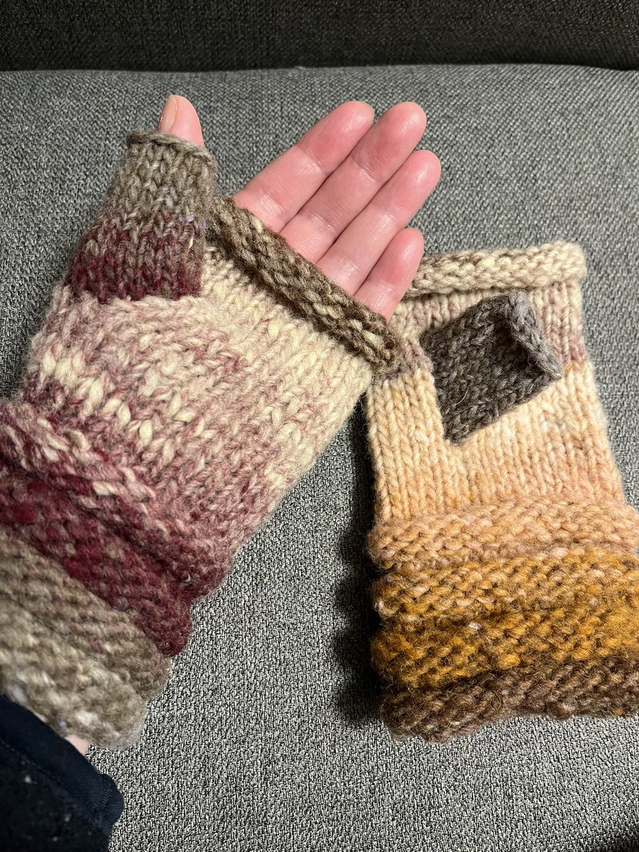 I_Q_K's tweet photo. いつ編んだか不明の
野呂英作くれよんで編んだ
ハンドウォーマー
親指部分を編みました！
孫娘ちゃんへプレゼント
「いっこちゃんありがとう」とLINE
喜んでくれて良かったです！ https://t.co/EVhfocLXmf