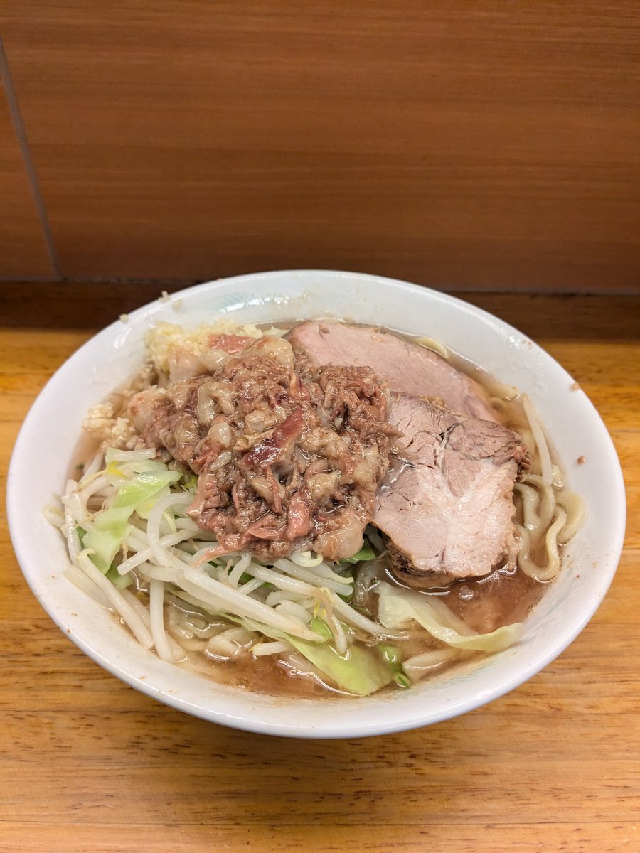 swchi123's tweet photo. 二郎　立川　YsNA

ブタがしっとり　適度な脂身　味付けあぶらの繊維質も絶妙　グミっとした麺　濃すぎないスープ　最高なバランスで　めちゃくちゃ美味い　立川最高 https://t.co/RHaeH3wwJq