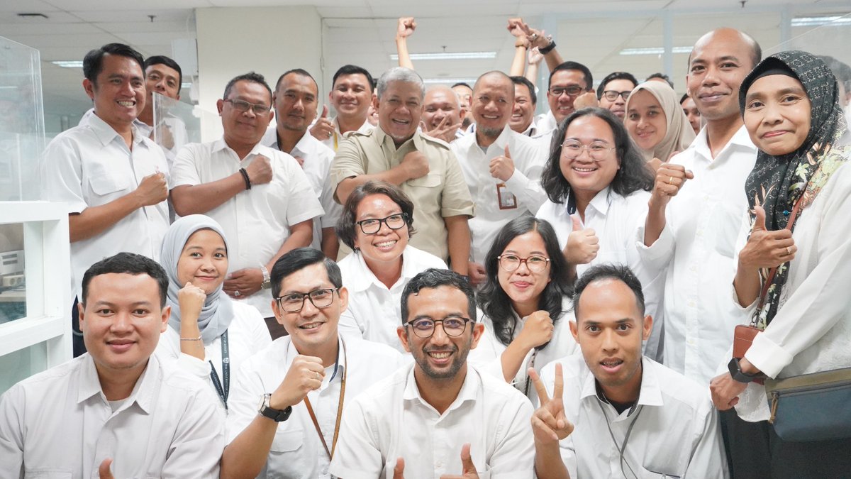 Kemarin didampingi oleh Dirjen dan Para Direktur, sy sebagai wakil menteri menemui teman2 staf kementrian PKP lantai demi lantai. Terpancar semangat dan optimisme yang mendalam. Amanah dari bapak presiden <a href="/prabowo/">Prabowo Subianto</a> kepada kita besar sekali. Tetap semangat ! #3JutaRumahSetahun .