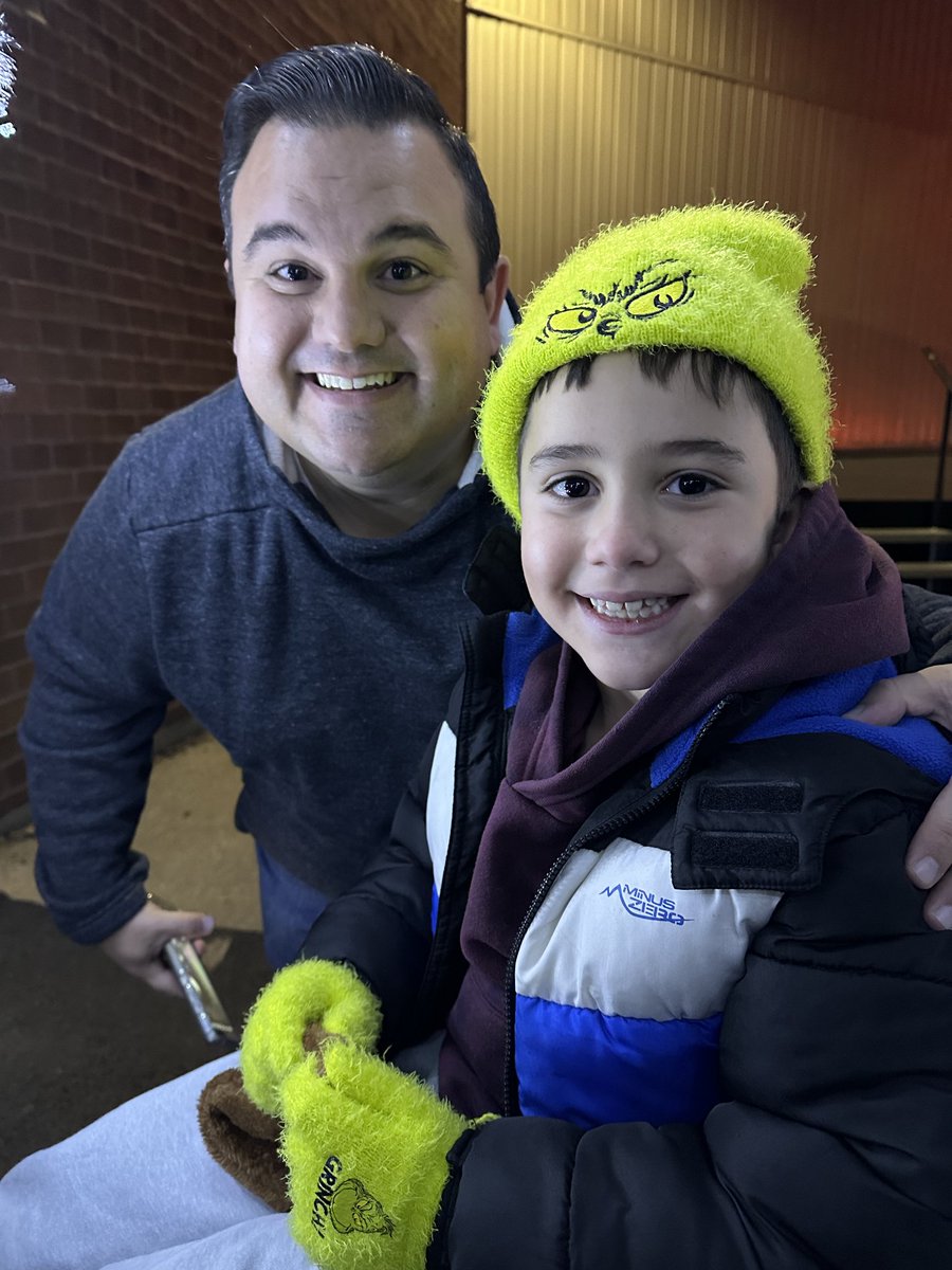 ccarpos's tweet image. Our WINTER WALK kicked off tonight with our official #Bolingbrook Tree Lighting Ceremony. The Winter Walk is NOW OPEN every single day and night for you and your family to enjoy (for free). 

Details: facebook.com/michael4boling…